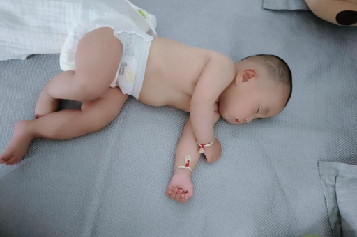 开平宝宝脚心出汗怎么回事